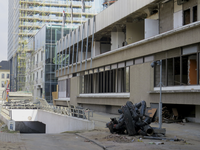 906170 Gezicht op de sloop van gebouwen van het kantoor- en winkelcentrum Hoog Catharijne aan de Rijnkade te Utrecht; ...